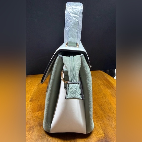 NWT Elegant Lt Green and White Spacious Handbag - Includes Crossbody Strap - Picture 3 of 15